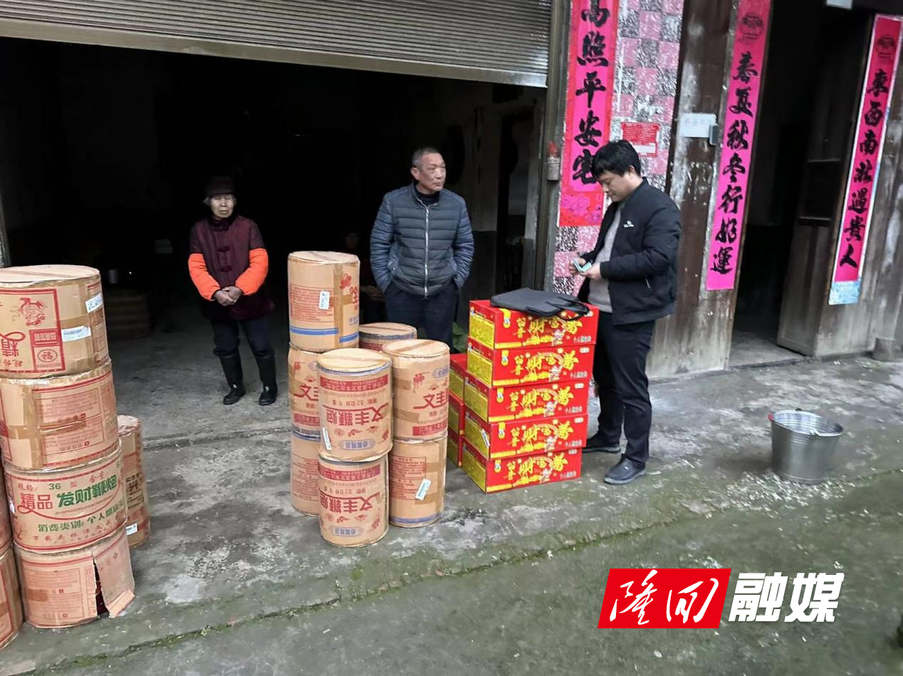 花门街道开展烟花爆竹专项检查  防患于未“燃”(图1)
