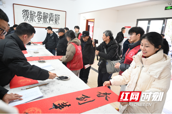 天岳公益文化中心走基层送春联活动在平江举办
