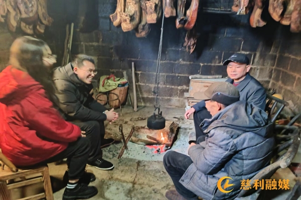 0131丁周村慰问新闻图.jpg