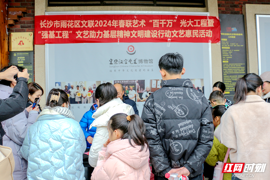 沉浸式过中国年，中外志愿者携手写福送祝福
