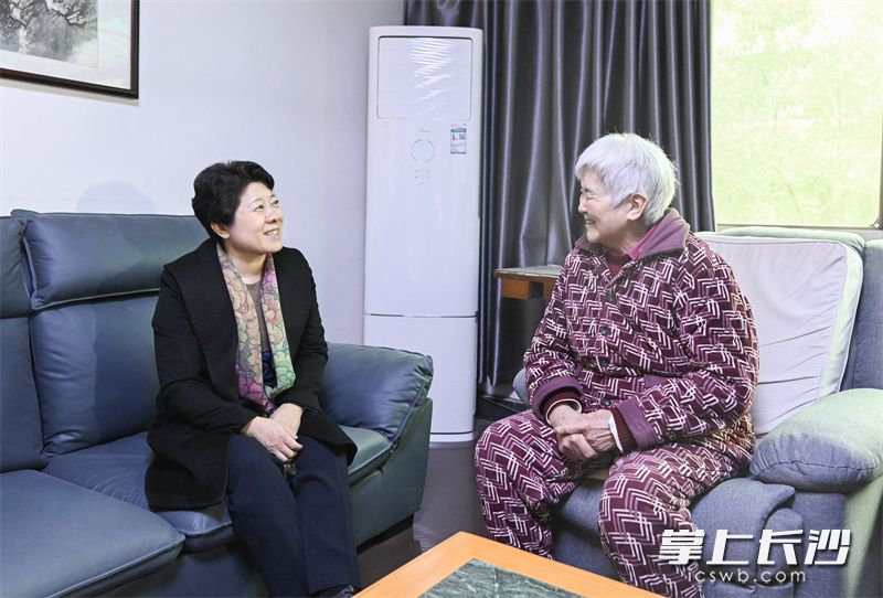 吴桂英向88岁的老党员王文华送上春节祝福。