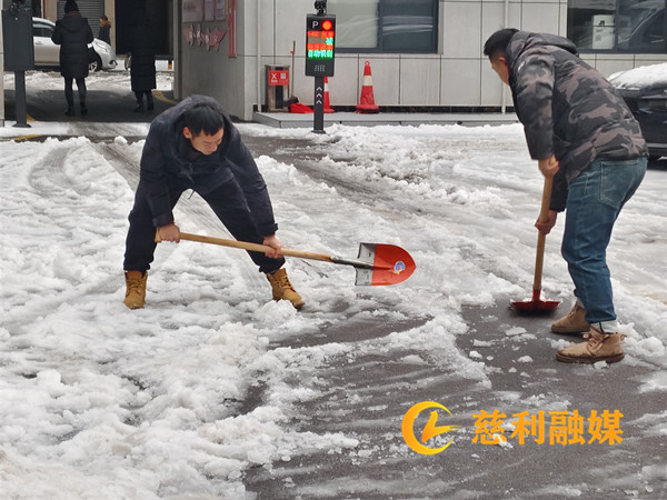 办公区域除雪.jpg