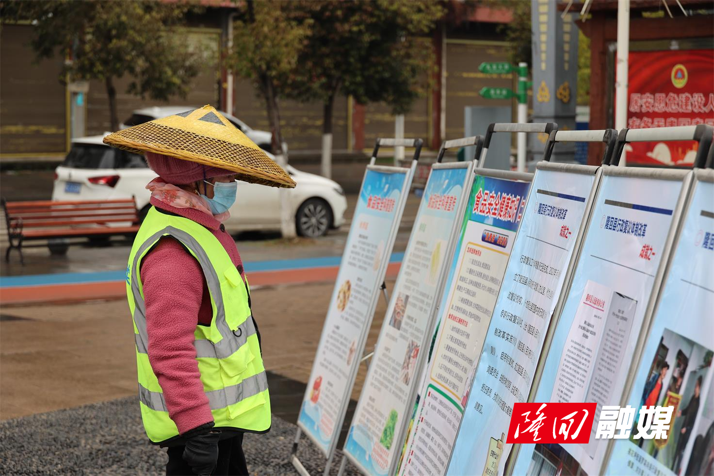 隆回县举行2024年“法治迎新春 平安过大年”大学生寒假送法下乡活动启动仪式(图1)