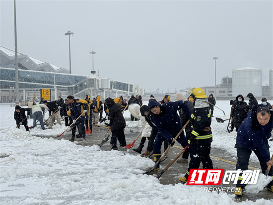 张家界机场党员干部员工全体出动清理机坪积雪 4（图：许井）.jpg