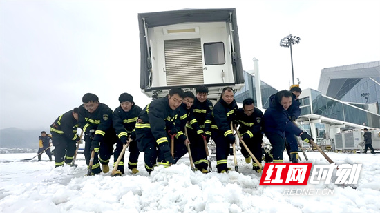 张家界机场党员干部员工全体出动清理机坪积雪 13（图：欧湘蓉）.jpg