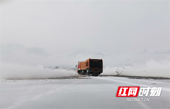 张家界机场吹雪车清理跑道积雪中2图：姚伟琛.jpg