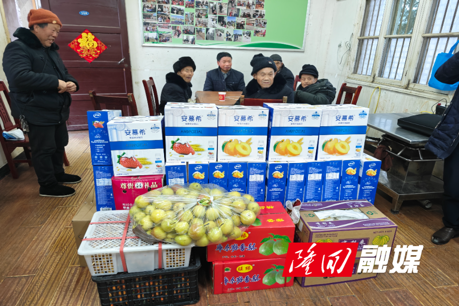 爱心慰问暖人心 敬老院内显真情(图2)