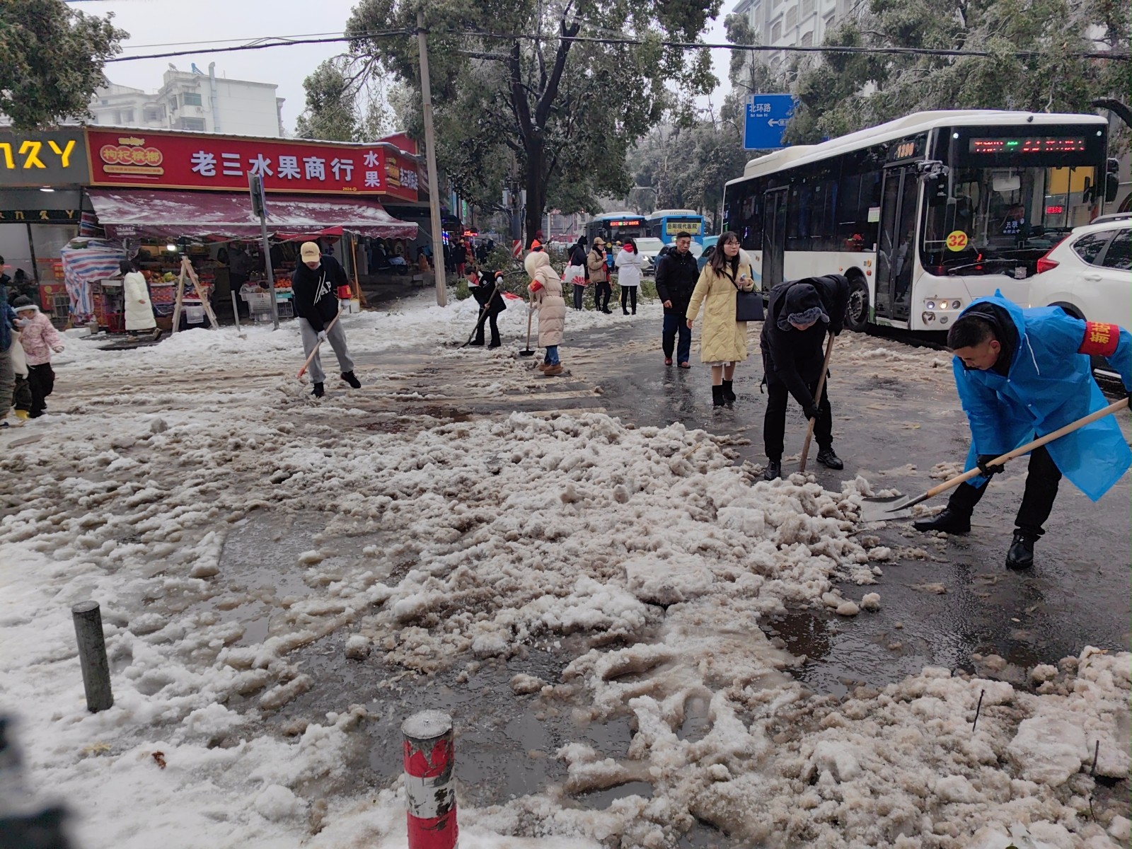 铲雪除冰,安全暖心路 (1).jpg