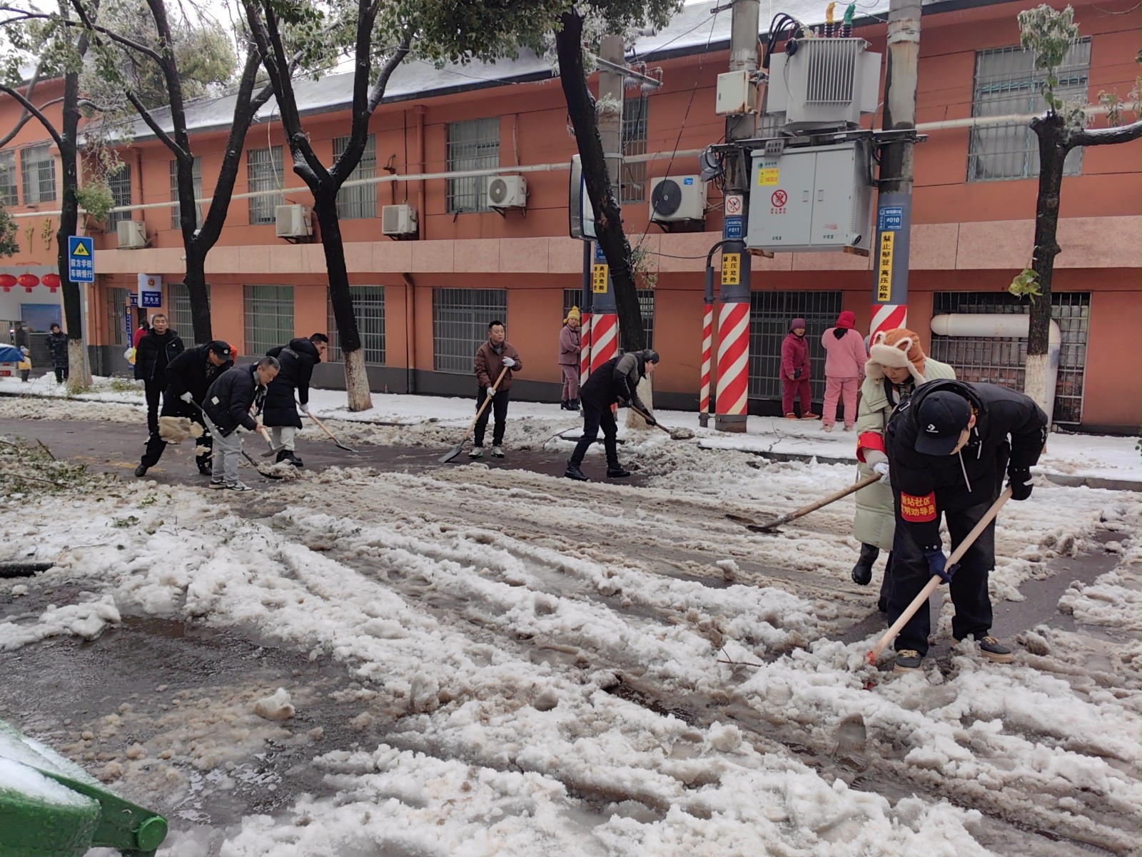 铲雪除冰,安全暖心路.jpg