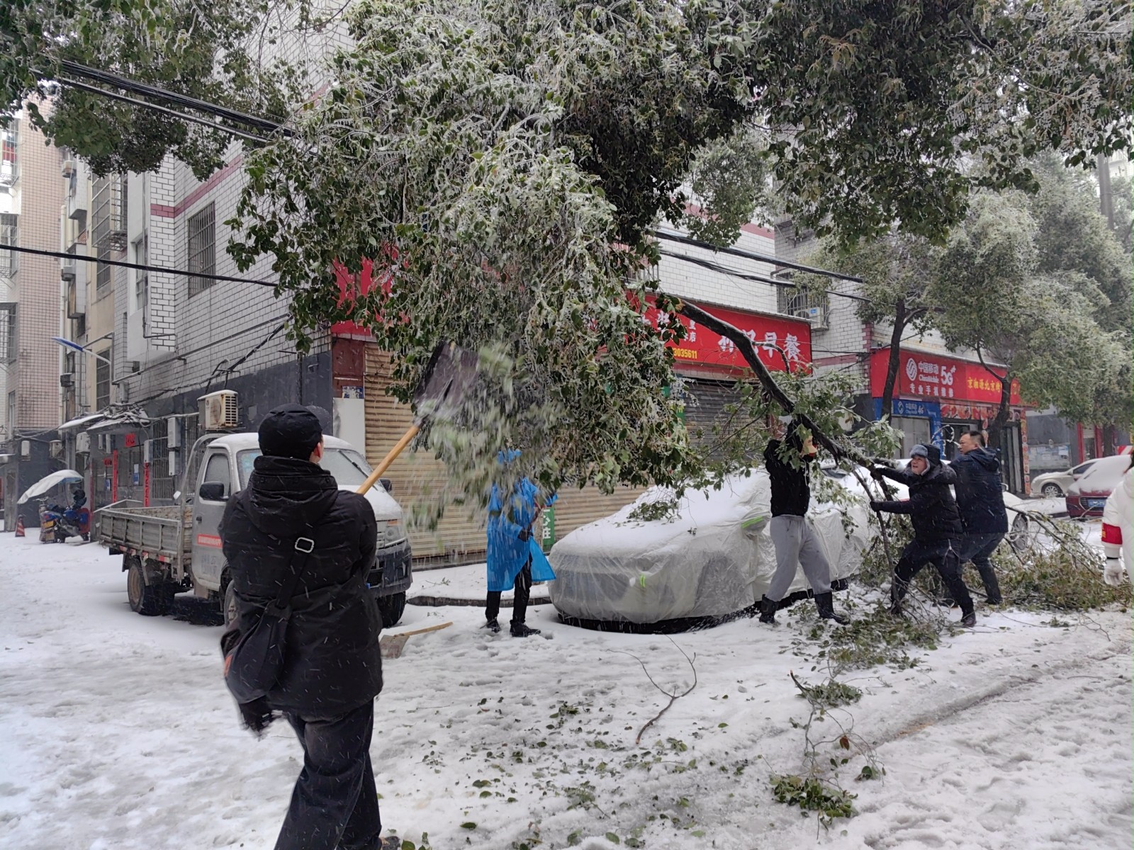 铲雪除冰,安全暖心路 (2).jpg