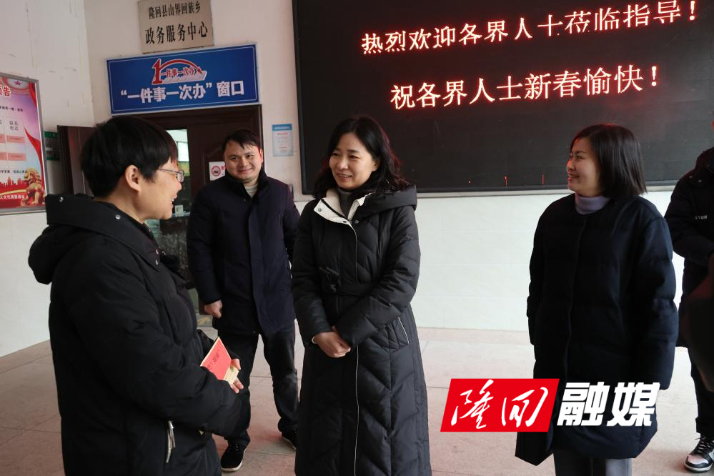 曾艳梅到山界回族乡慰问统战对象和困难职工等(图1)