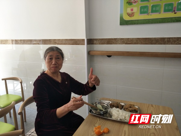 图三小区老人为燕北社区开办的“长者食堂”点赞。.jpg