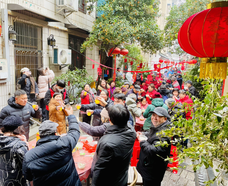 “滿巷全席”風(fēng)雪無阻，街坊游客市民吃得其樂融融。