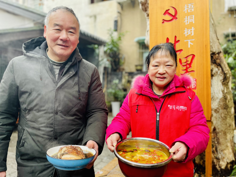 老街坊程任群和愛人端出傳統(tǒng)硬菜。