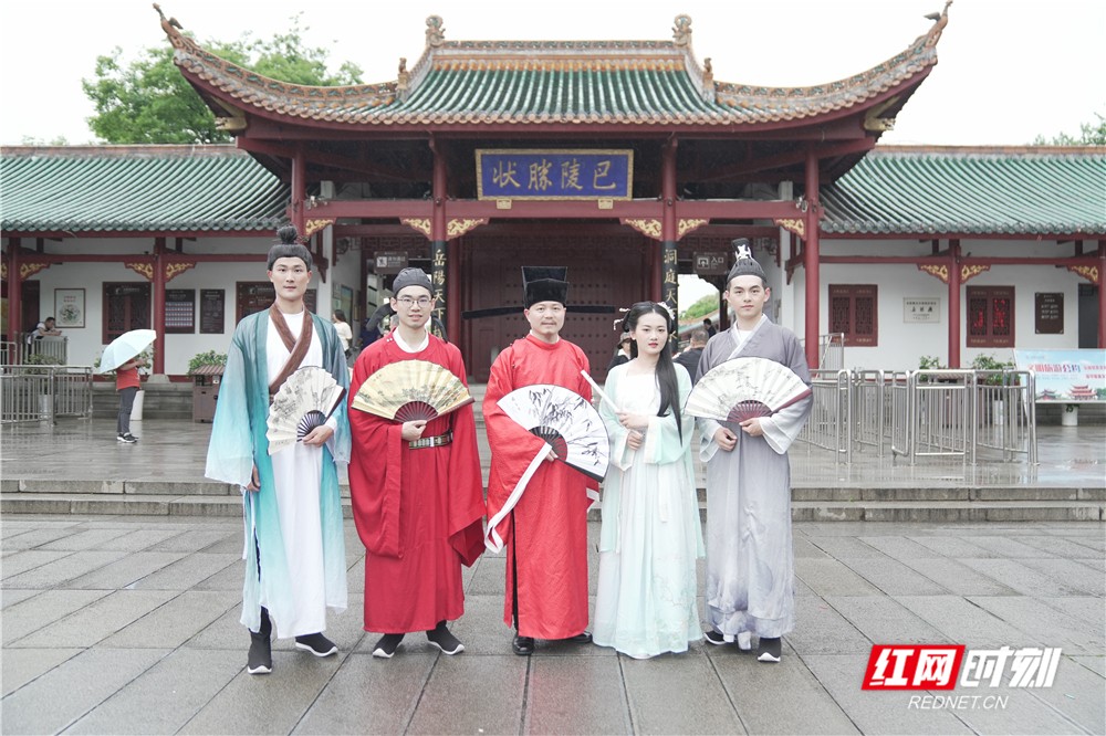 滕子京与清华学子游岳阳 (2)_副本.jpg 滕子京与清华学子游岳阳 (2)_副本.jpg