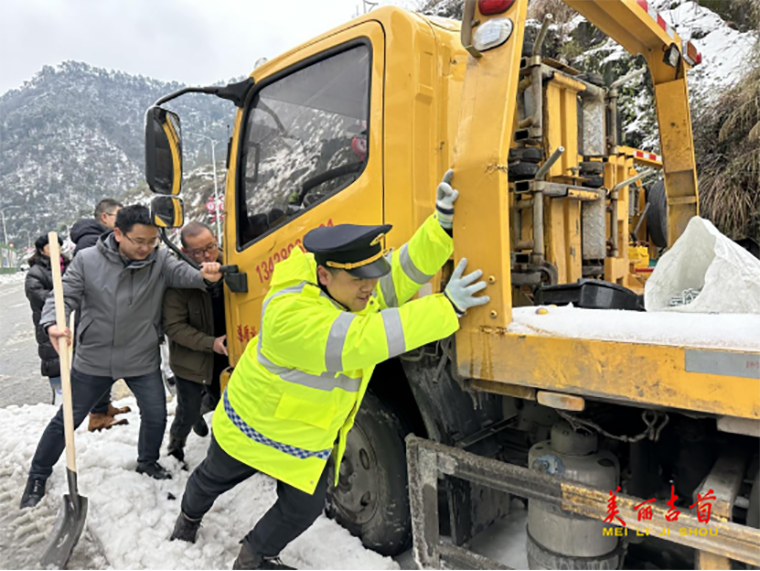 以“动”制“冻” ！吉首交通雪后显担当7.png