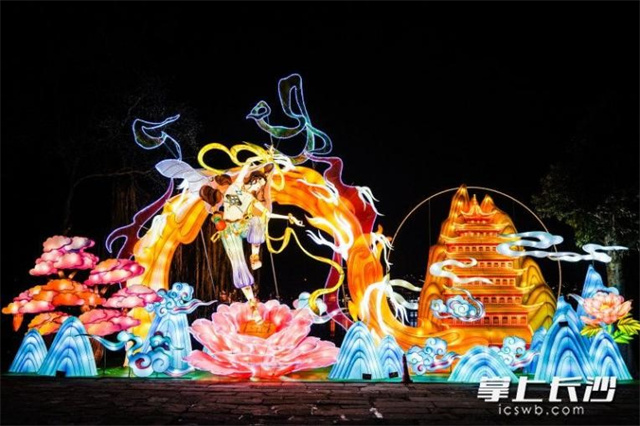 Tongguan Kiln Ancient Town Launches Temple Fair, Lantern Show