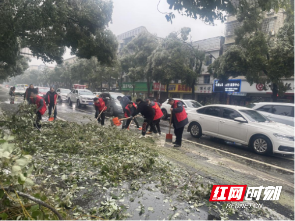 冰冻雨灾天气中的最美“红马甲”—— 赫山区民政局干部职工主动抢通道路交通222.png