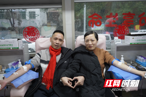 丈夫戴文平和妻子李可妹携手献血.JPG