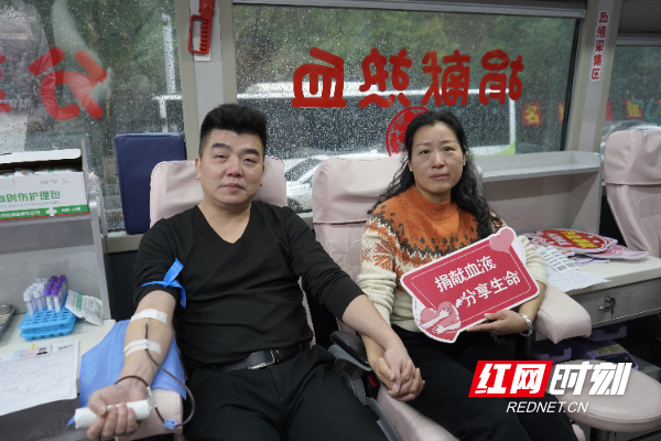 丈夫陈华和妻子李娇携手献血.JPG