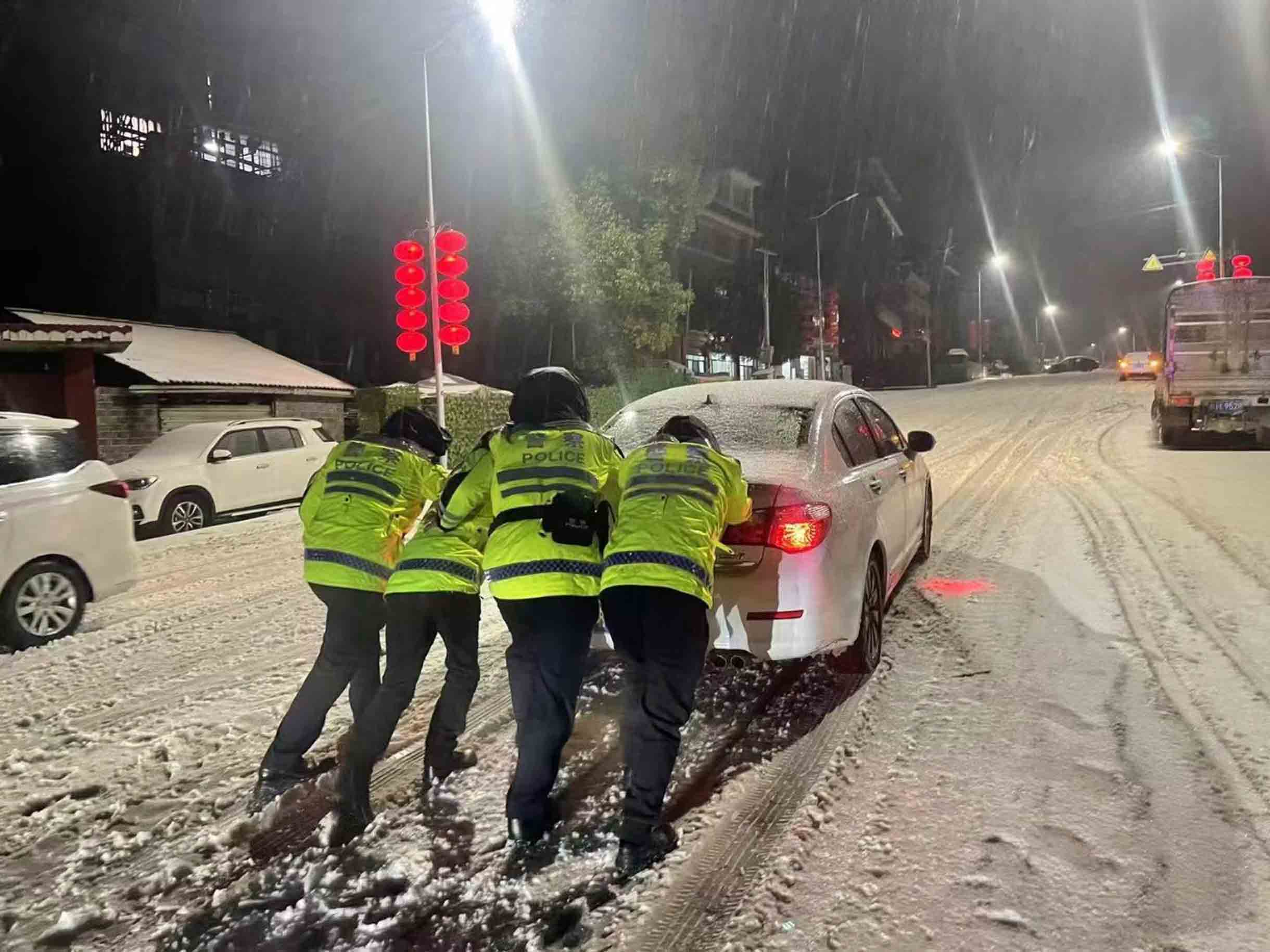 夜间，民警帮忙推车。受访单位供图