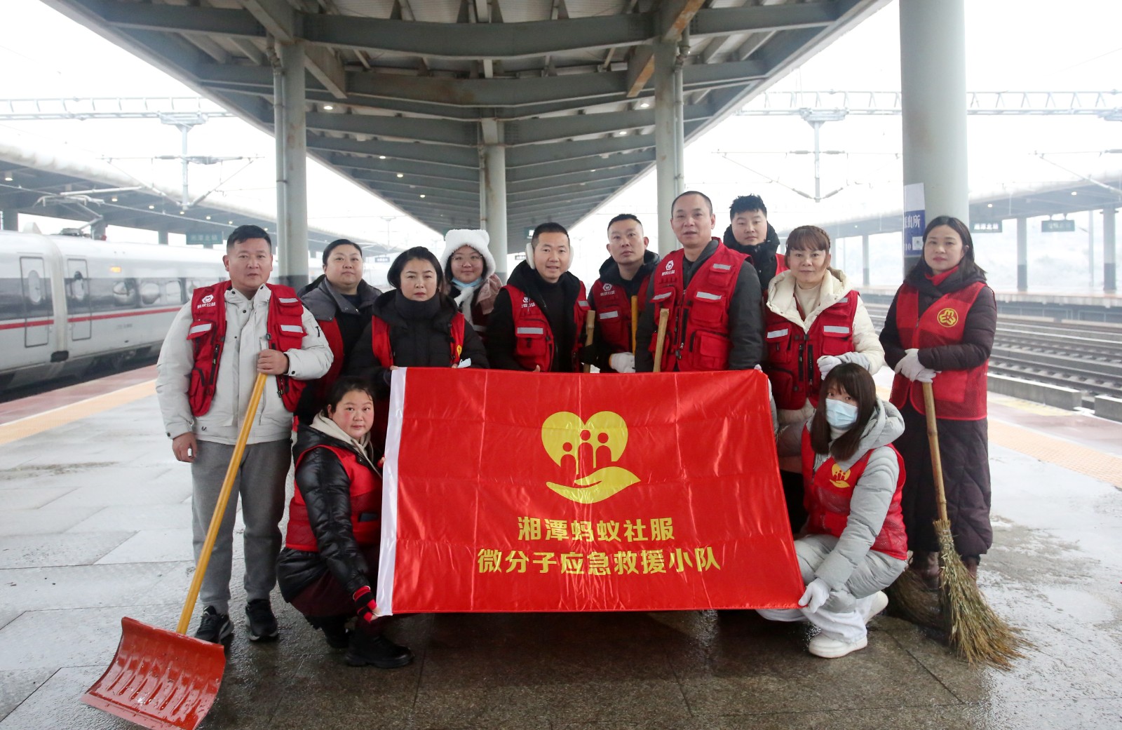 湘潭高铁北站台除冰扫雪活动现场