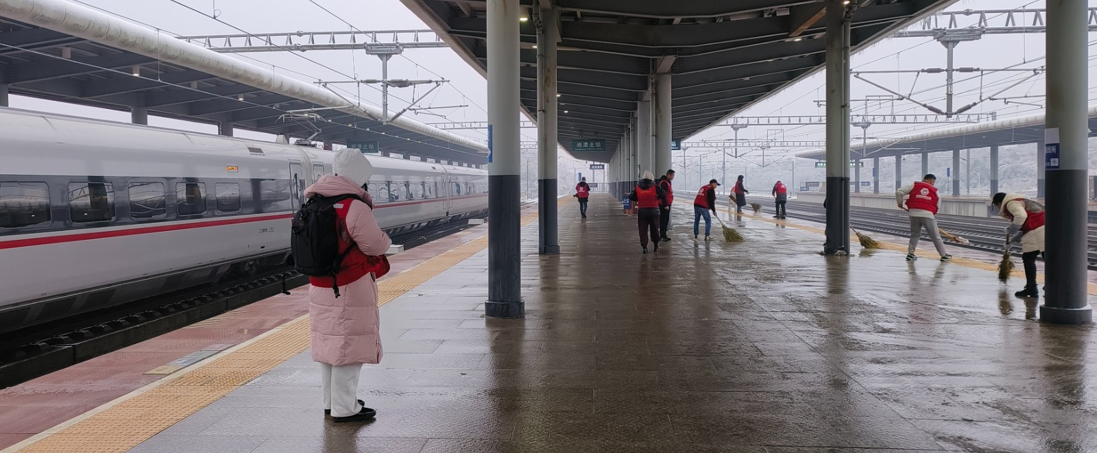 湘潭高铁北站台除冰扫雪现场照片