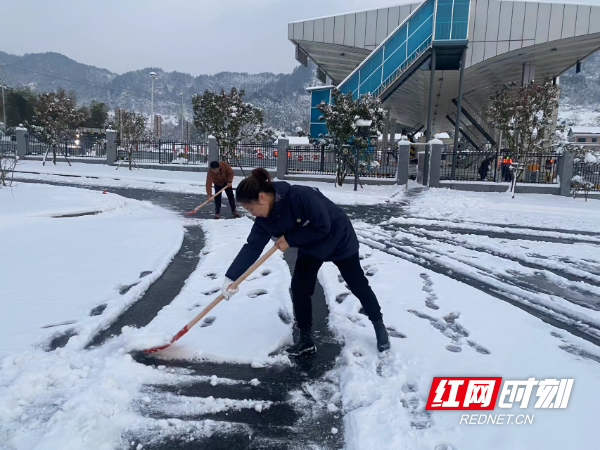 王艳文在除雪.jpg