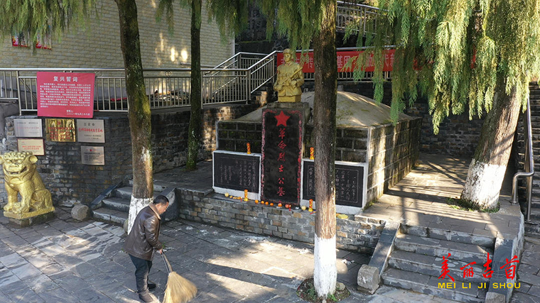 大年三十，湘西吉首村民自发为烈士“点灯”2.jpg
