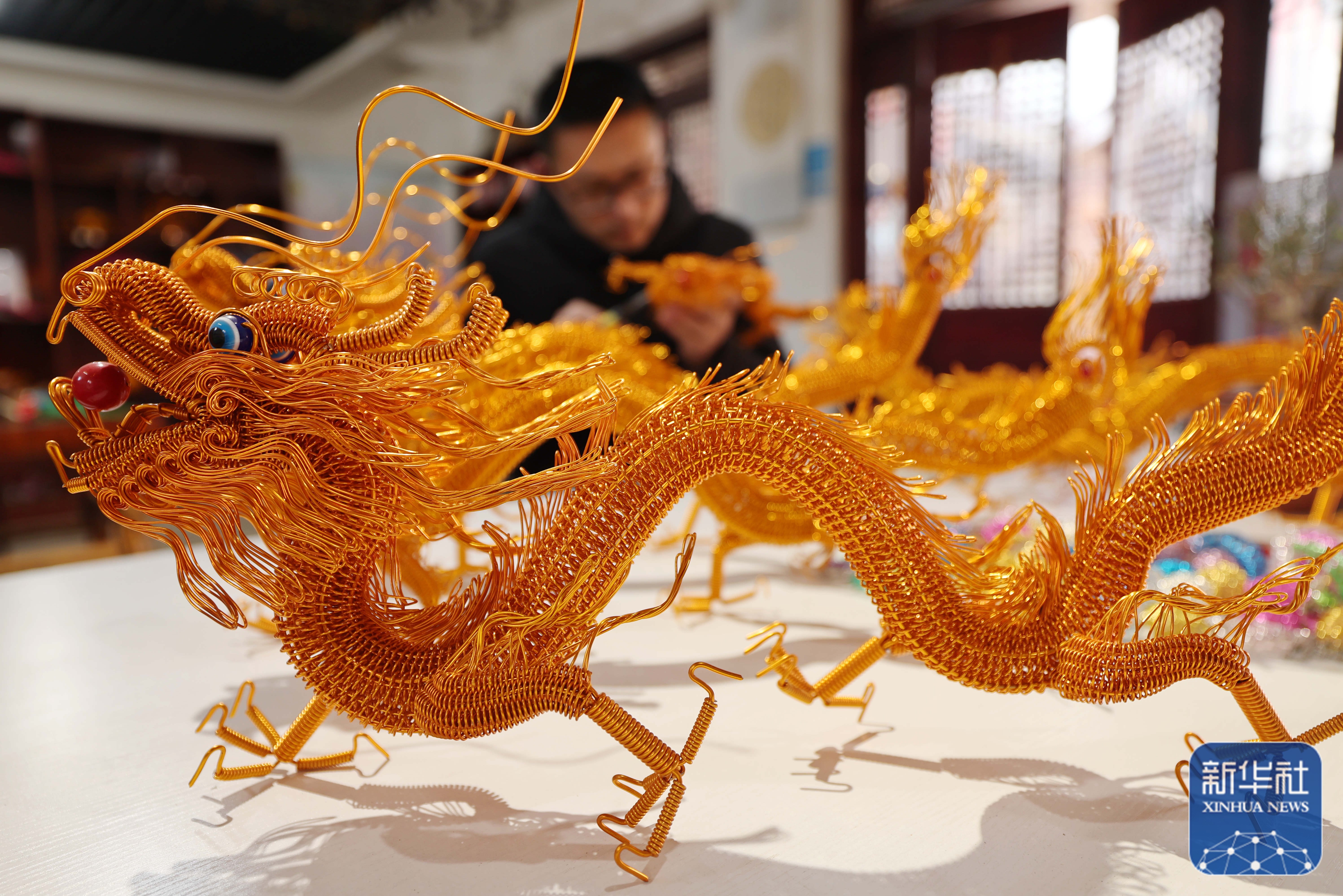 李健爱妻人设崩塌？与孟小蓓出行疑似保留隔断，网友推测婚姻题目