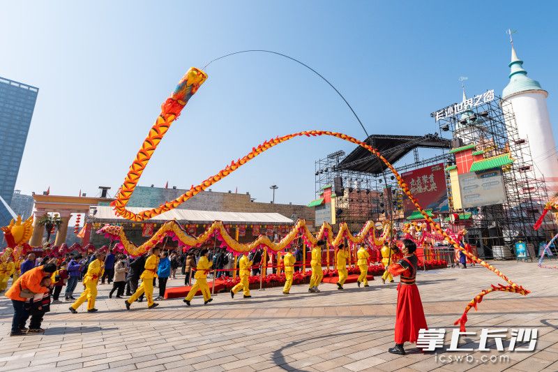 传统春节习俗沉浸式体验，让游客感受新意百出又极具烟火气的娱乐生活。