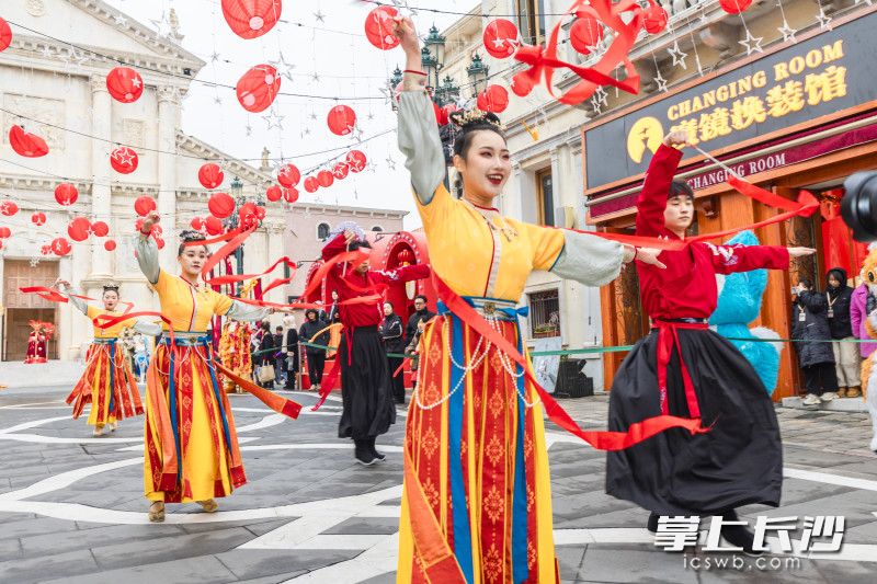 华谊兄弟（长沙）电影小镇开启“一路好戏过大年”新春主题活动。长沙晚报全媒体记者 周数邑 通讯员 朱冬旭 摄影报道