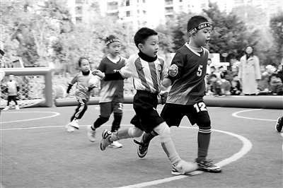 温州市第十二幼儿园开展足球运动，提升幼儿运动兴趣。（资料图片）