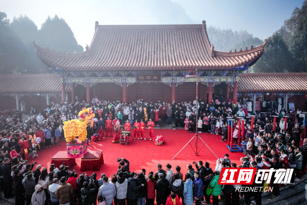舜帝陵祭祀广场的舞狮表演吸引大量游客驻足观看  李文  摄.jpg