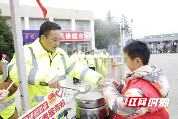 涂征宇将热汤圆递至小“志愿者”手中_副本.jpg 涂征宇将热汤圆递至小“志愿者”手中_副本.jpg