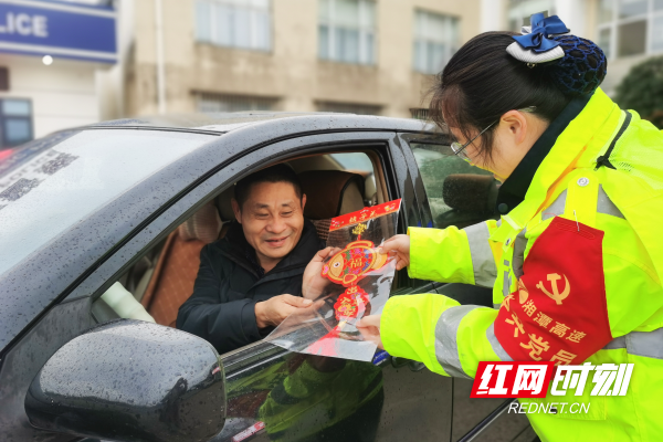 党员刘元为驾驶员送平安福_副本.png 党员刘元为驾驶员送平安福_副本.png