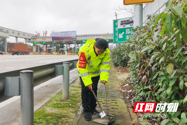 文会敏捡拾垃圾_副本.png 文会敏捡拾垃圾_副本.png