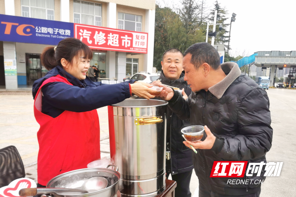 司乘到志愿服务展台前_副本.png 司乘到志愿服务展台前_副本.png