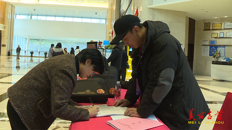 【聚焦两会】怀揣民意赴盛会 信心满怀向未来3.png