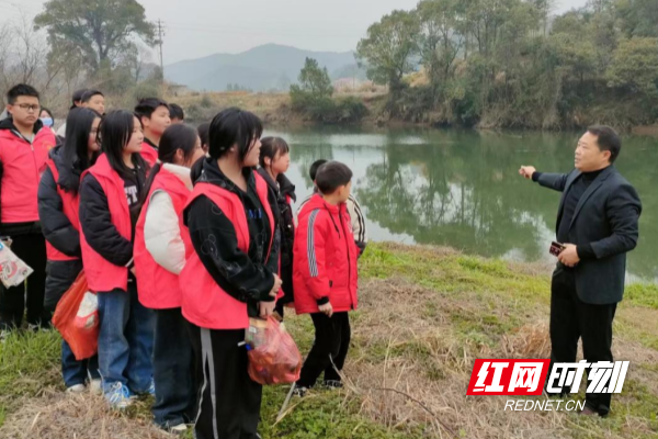 相关负责人现场讲解河道管理及保护条例_副本.png