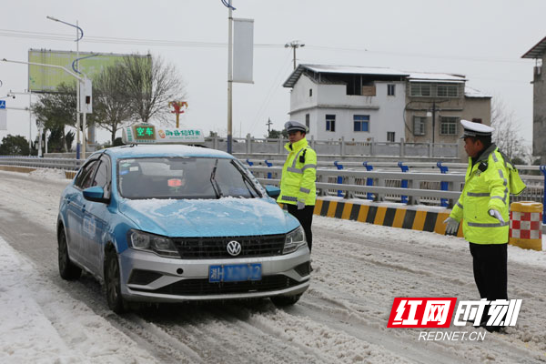 南县公安交警大队以雪为令，全力守护辖区道路交通安全、通畅。.jpg