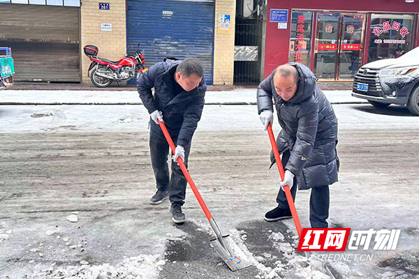 县供销社党员干部在机关院内和责任路段开展扫雪除冰活动。。.jpg