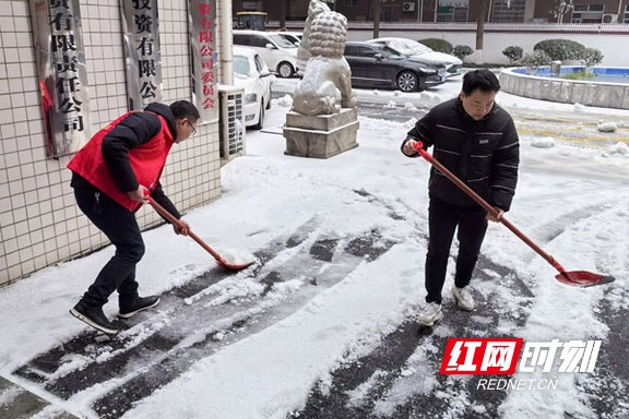 南县城发投党员先锋队在负责路段以及单位院子内积极清理积雪。.marked.jpg