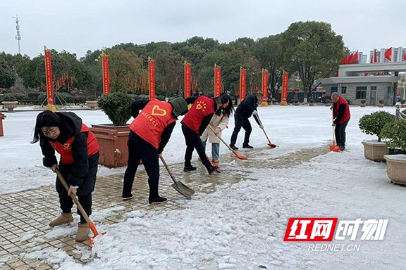 南县机关事务服务中心组织干部职工及时清理机关大院内路面积雪，保障道路畅通。.marked.jpg