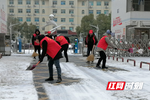 南县立达中学党员教师开展清雪除冰志愿活动，为师生扫出一条“安全路”。.jpg