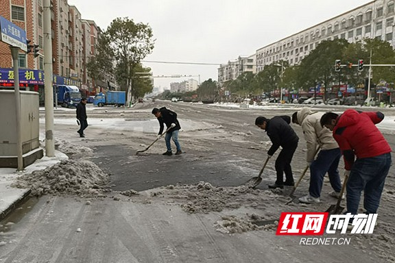 南县住建局党员群众在责任路段和机关院内铲雪。.marked.jpg