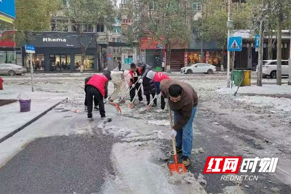 住保中心在责任路段对路面积雪进行清除。.marked.jpg