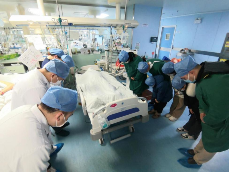 吴永珍生前亲友及在场医务人员纷纷三鞠躬，对他致以崇高的敬意。