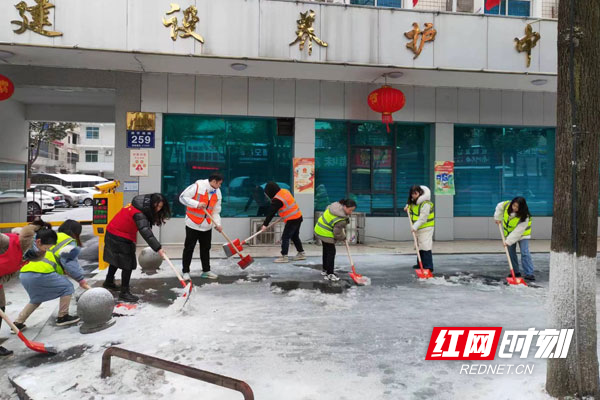 县公路建设养护中心党员干部在责任路段开展扫雪除冰活动。.jpg