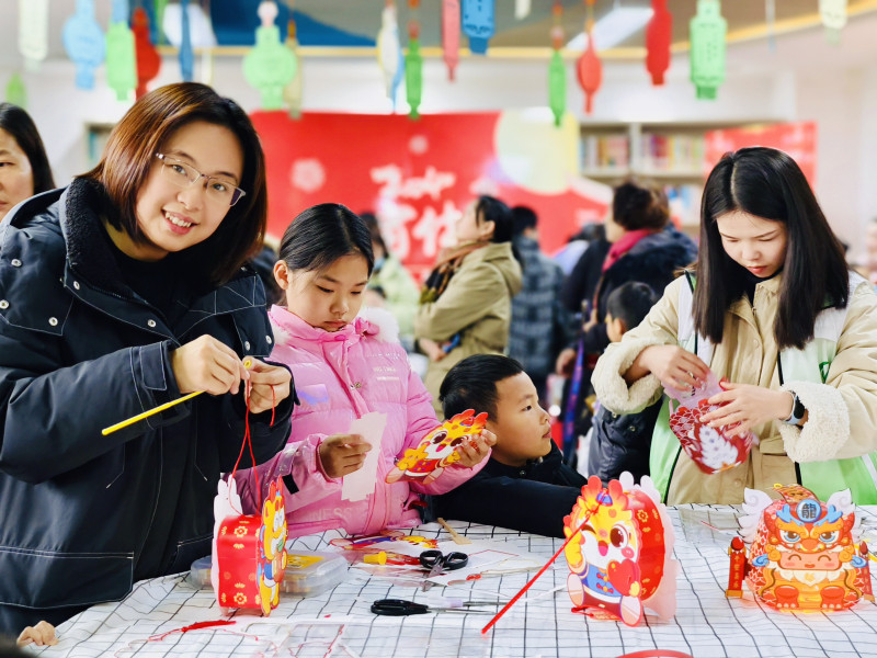 飛花令對詩、手工做醒獅燈，傳統(tǒng)文化在玩中學(xué)、學(xué)中玩。 均為長沙晚報通訊員 郭丹 全媒體記者 李卓 攝影報道